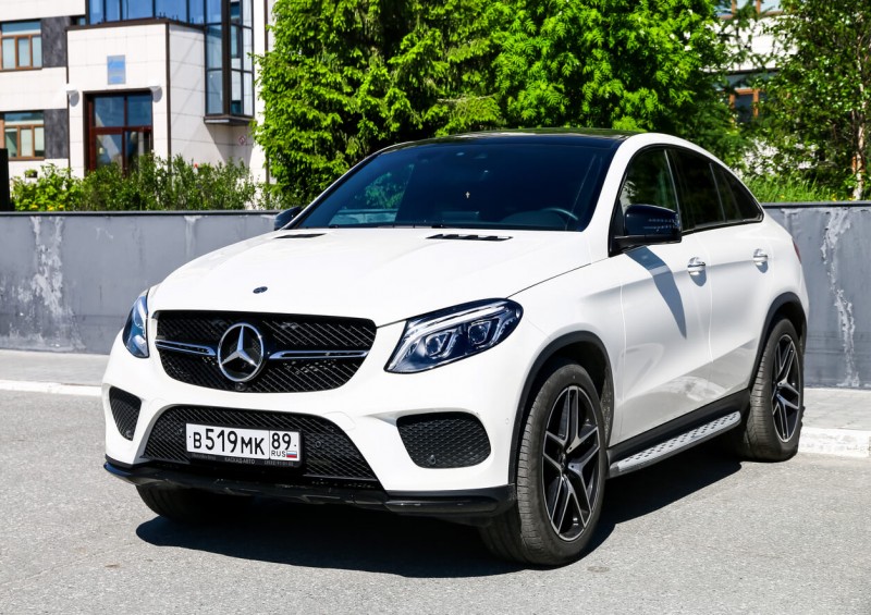 Mercedes GLE in white